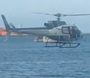 VÍDEO PM pula de helicóptero e persegue suspeito a nado