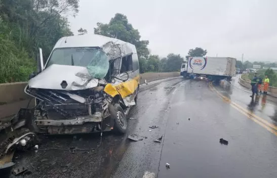 Caminhão colide contra van escolar na BR-282, em Lages