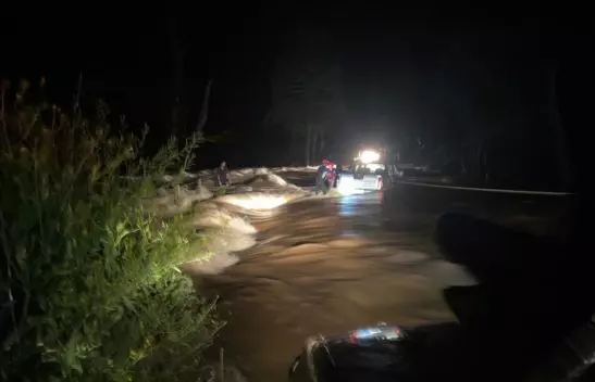 Casal é resgatado após ficar ilhado ao atravessar ponte em Urubici