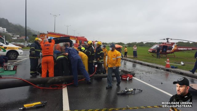 carro bate em poste na sc-401, na Capital