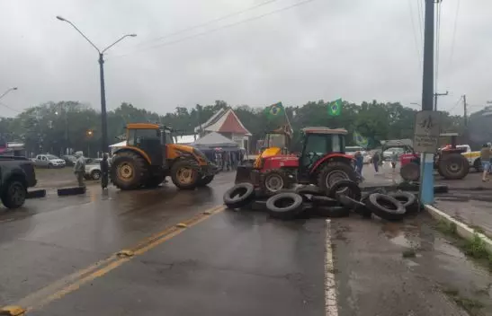 Bloqueio feito na rodovia SC-283, em Mondaí. Foto: PMRv