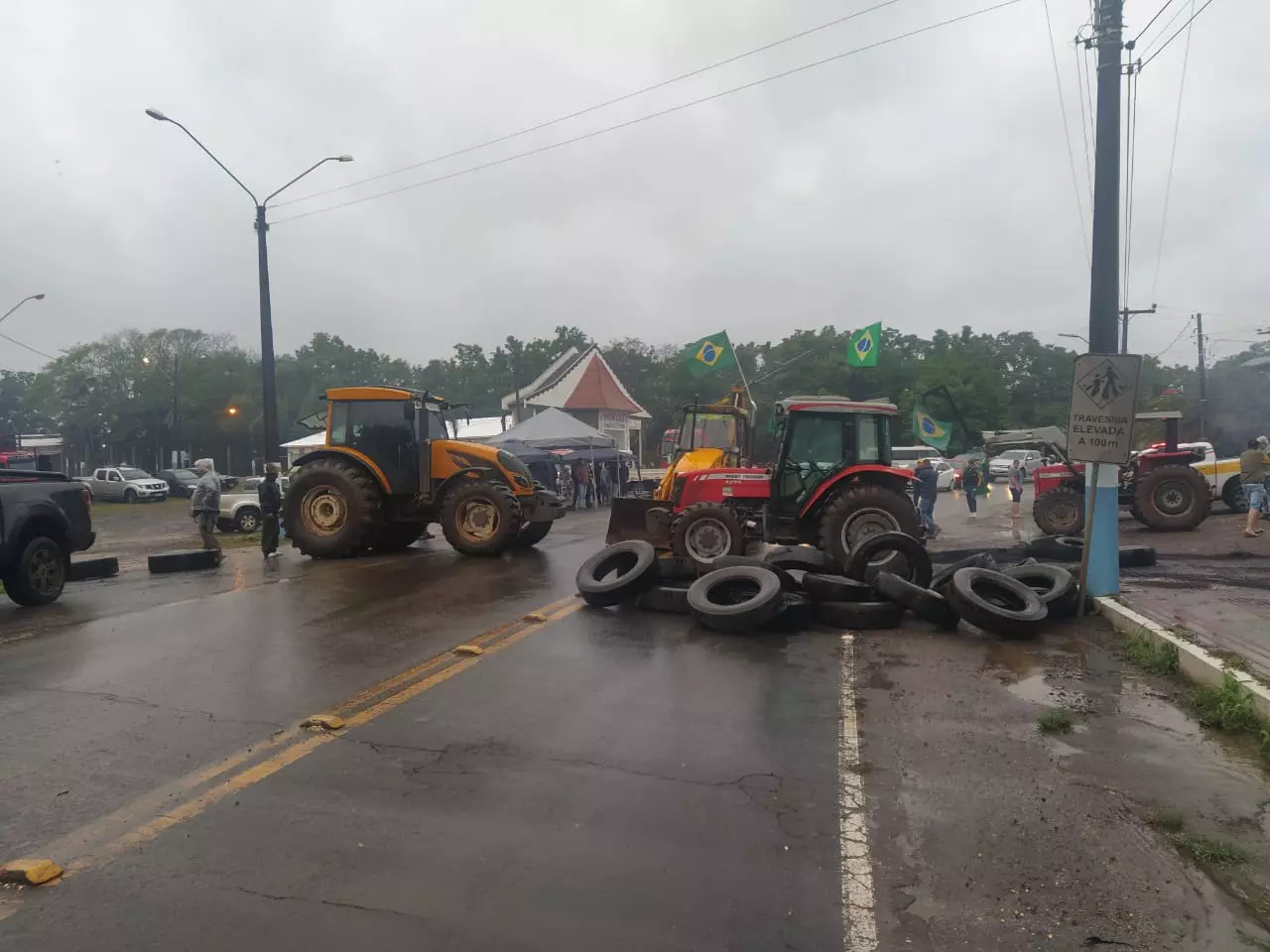 Bloqueio feito na rodovia SC-283, em Mondaí. Foto: PMRv, divulgação