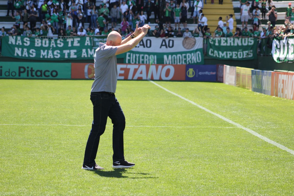 AO VIVO: Gilmar Dal Pozzo é apresentado na Arena Condá - Rádio Chapecó FM