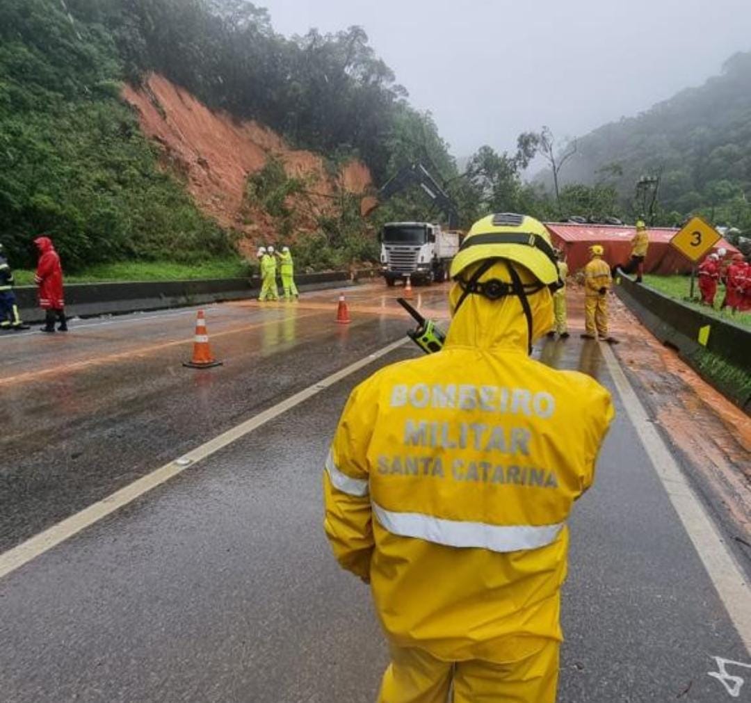 Deslizamento na BR-376. Imagens: CBMSC, Divulgação