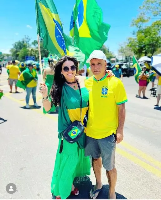 Andrea Valvassori e Claiton Costa, são alguns dos casais que continuam firmes a acompanhando com frequência as manifestações em frente ao 28 GAC | Foto: divulgação/acervo pessoal