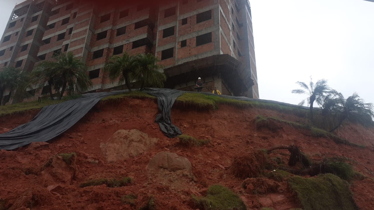 Jornal do Almoço - SC, Muro desaba no bairro Pedra Branca, na Grande  Florianópolis