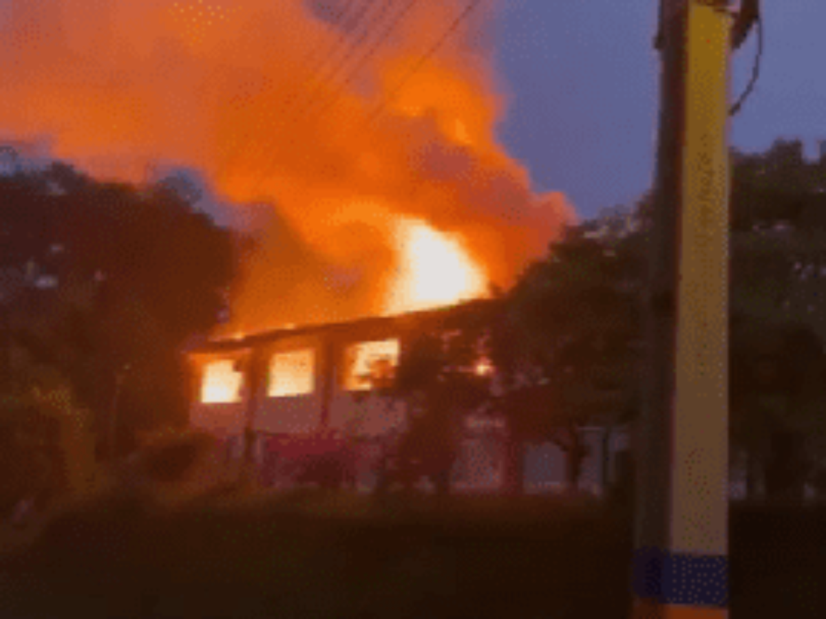 G1 - Incêndio causa estrago em salas de escola na Grande Florianópolis -  notícias em Santa Catarina