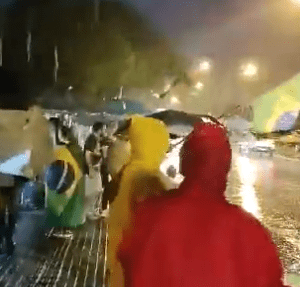 Blumenau viraliza nas redes após bolsonaristas permanecerem nas manifestações abaixo de chuva