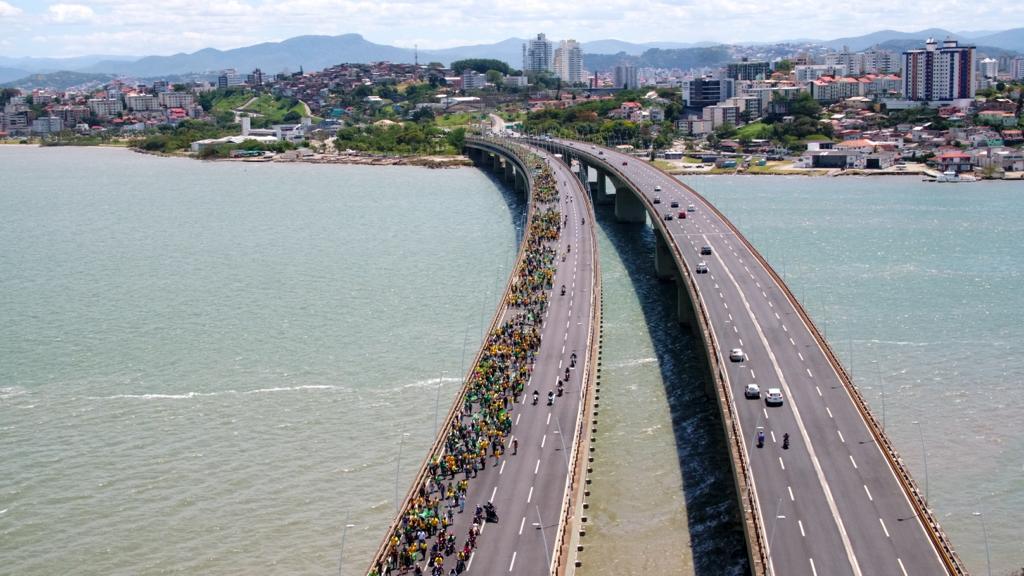 Manifestantes na Ponte Pedro Ivo, em Florianópolis. Foto: Divulgação