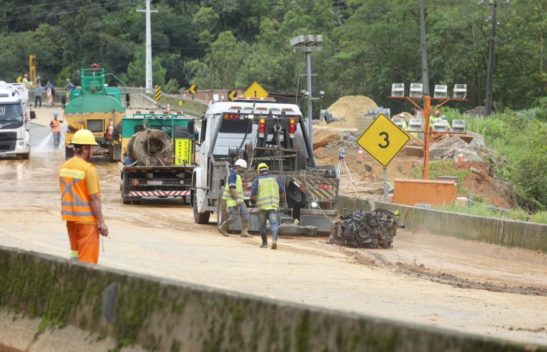 BR-376 bombeiros resgatam corpo de vítima fatal após mais de 60 horas do deslizamento