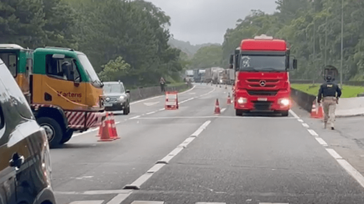 Chuva intensa provoca abertura de cratera na BR-280 na Serra do Corupá