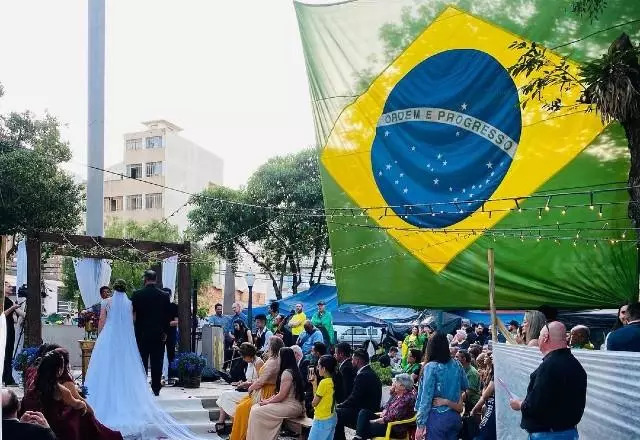 Cerimônia de casamento entre bolsonaristas aconteceu em frente a quartel | Foto: Reprodução