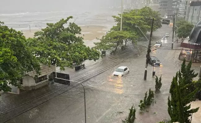 Avenida Atlântica, em Balneário Camboriú, após as fortes chuvas | Foto: Redes sociais / Divulgação 