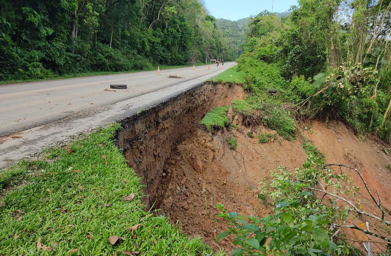 Parte da BR-280 desmorona no Norte de SC por causa das chuvas e trecho é  interditado, Santa Catarina