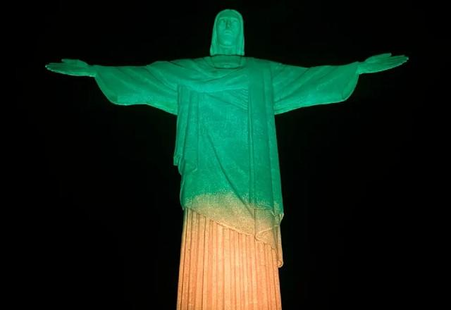 Cristo Redentor ganha as cores da bandeira brasileira em memória ao Rei do Futebol | Divulgação/Governo do Estado do Rio, via SBT News

