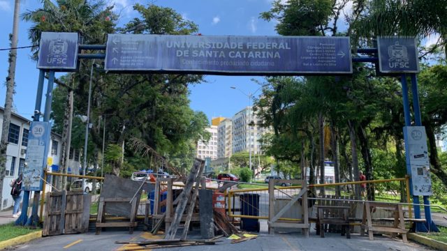 Estudantes da UFSC declaram paralisação total de atividades após corte de verbas em instituições de ensino federais (6)