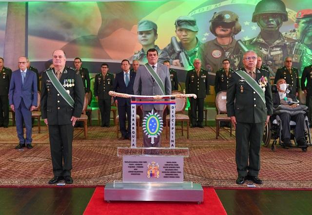 O novo comandante recebeu do antecessor uma réplica da invicta espada de Duque de Caxias, patrono do Exército Brasileiro | Divulgação/Exército