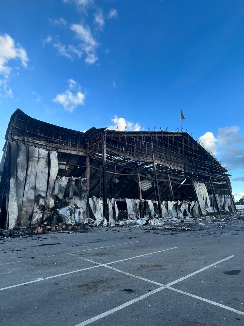 Hang viaja até a Bahia após incêndio em loja da Havan; veja imagens da destruição