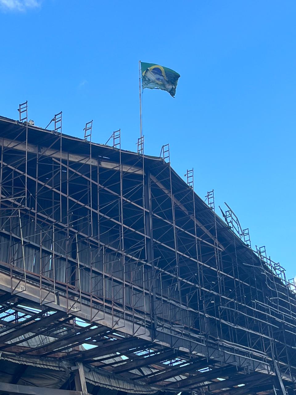 Hang viaja até a Bahia após incêndio em loja da Havan; veja imagens da destruição