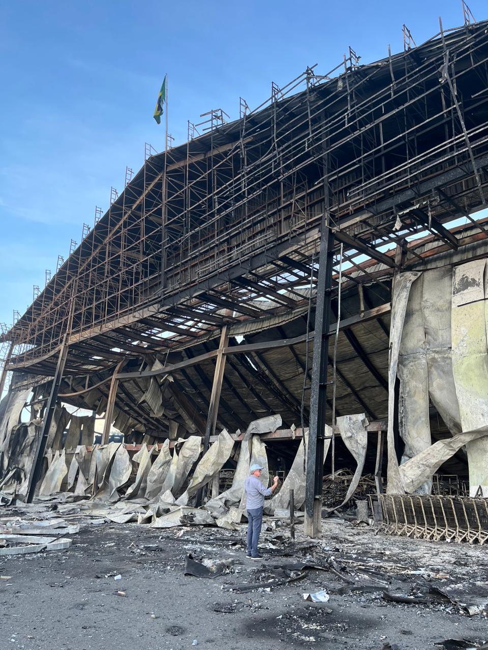 Hang viaja até a Bahia após incêndio em loja da Havan; veja imagens da destruição