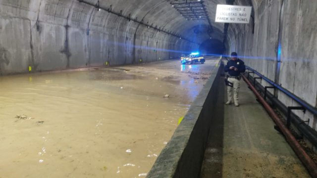 IMAGENS chuvas causam deslizamento e alagamento no túnel do Morro do Boi