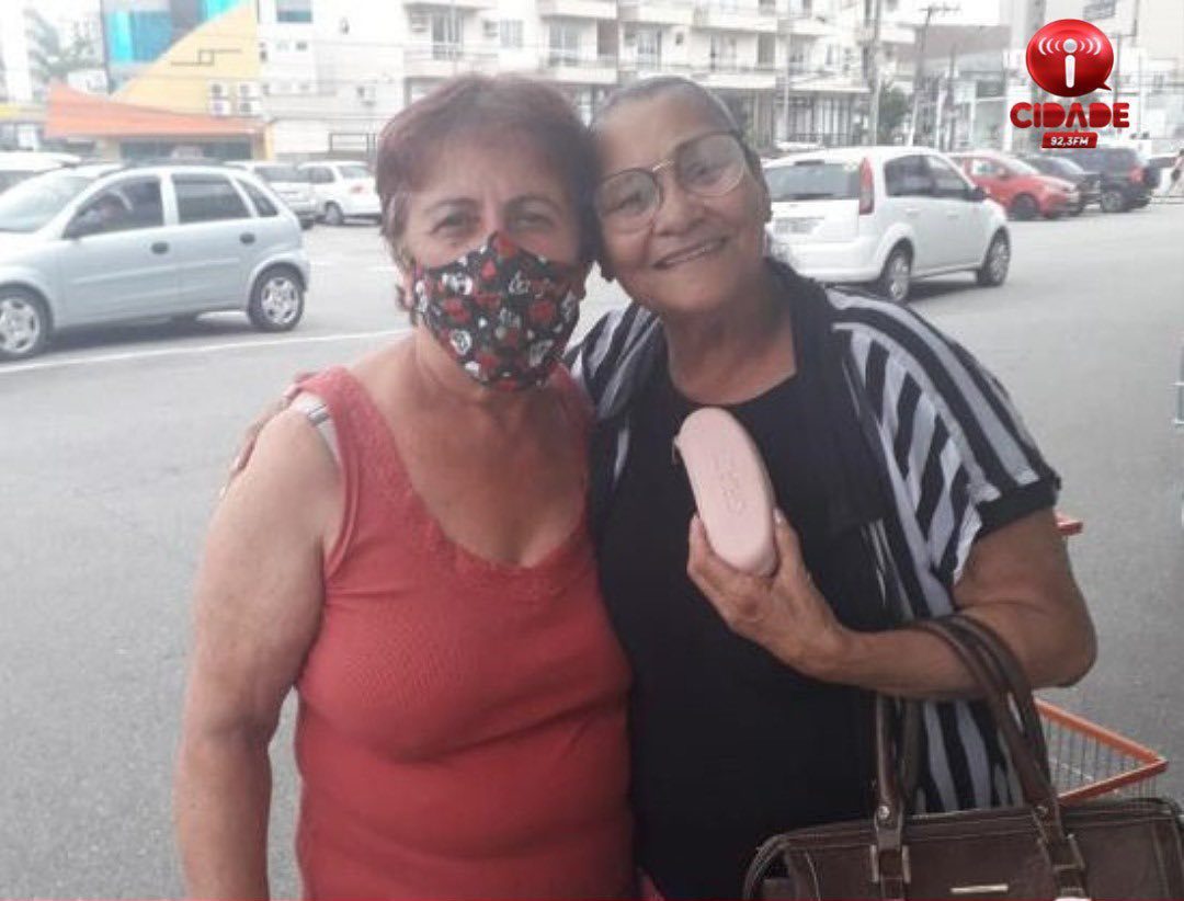 Nadir, que está de vermelho na foto, devolveu o valor para a dona. | Foto: Rádio Cidade Brusque / Reprodução 