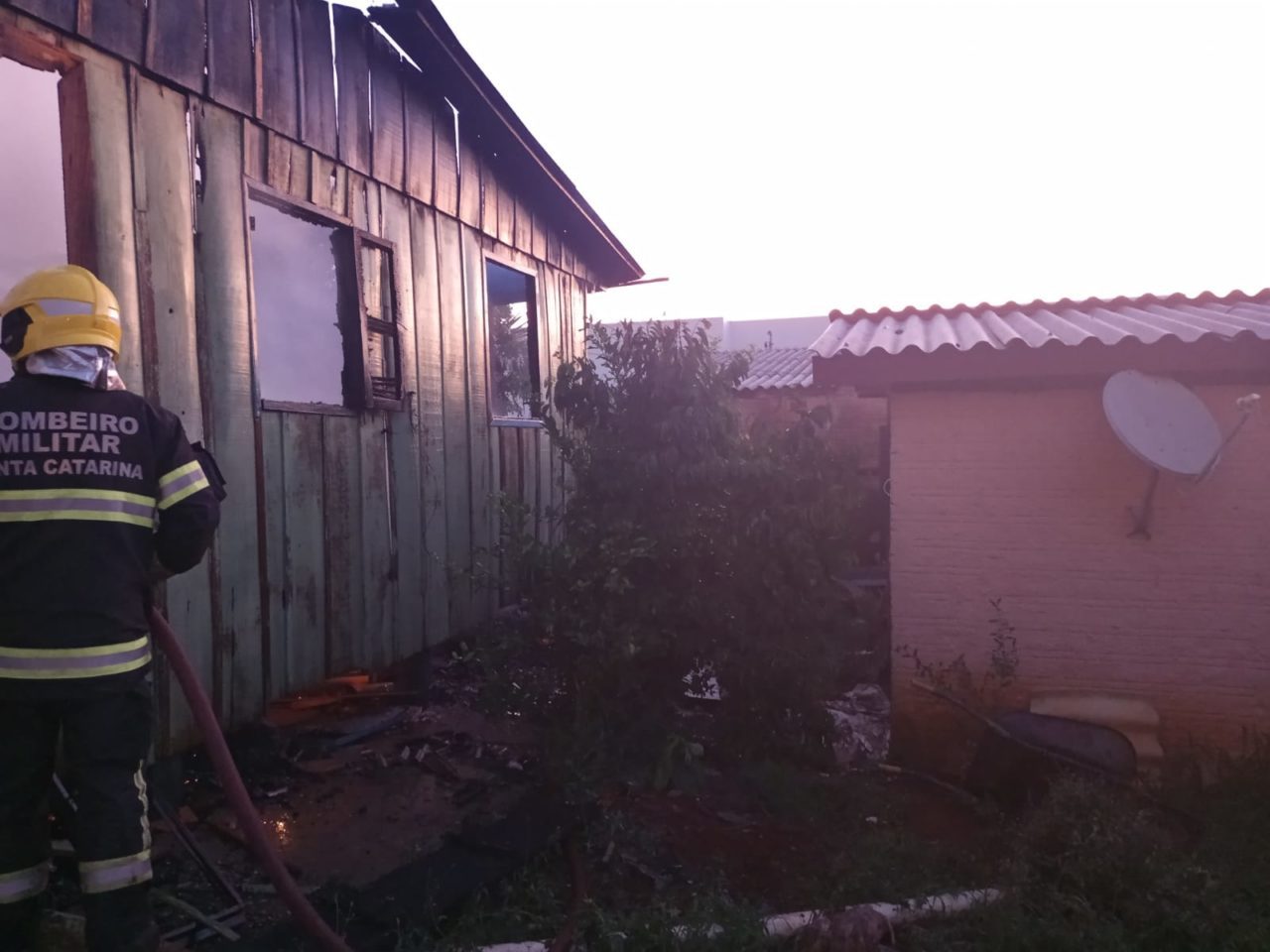 Incêndio destrói residência em Campos Novos cadeirante estava nos fundos do local (1)