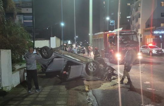 Motorista perde controle da direção e capota veículo no centro de Lages