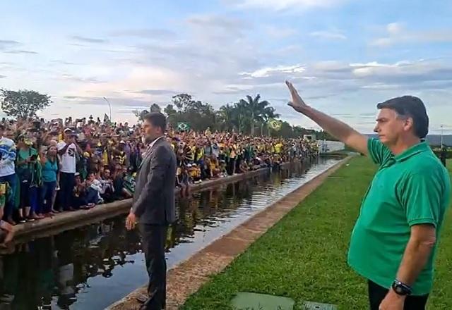 Bolsonaro acompanhou oração próximo a apoiadores | Reprodução | Facebook. Via: SBT News