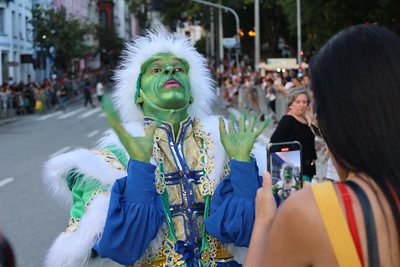 Parada de Natal reúne mais de 15 mil pessoas na Praça XV em Florianópolis (2)