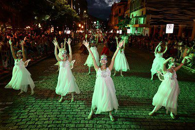 Parada de Natal reúne mais de 15 mil pessoas na Praça XV em Florianópolis (2)