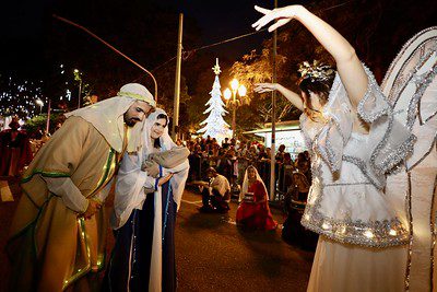 Parada de Natal reúne mais de 15 mil pessoas na Praça XV em Florianópolis (2)