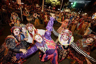 Parada de Natal reúne mais de 15 mil pessoas na Praça XV em Florianópolis (2)