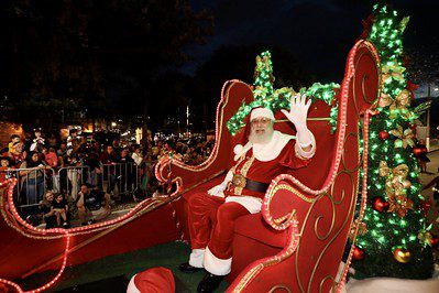 Parada de Natal reúne mais de 15 mil pessoas na Praça XV em Florianópolis (2)