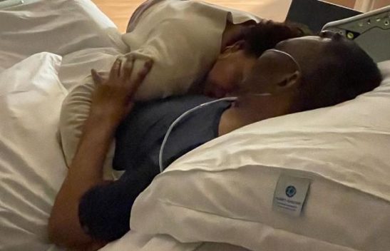 Filha de Pelé posta foto ao lado do pai: "Seguimos aqui na luta e na fé. Mais uma noite"