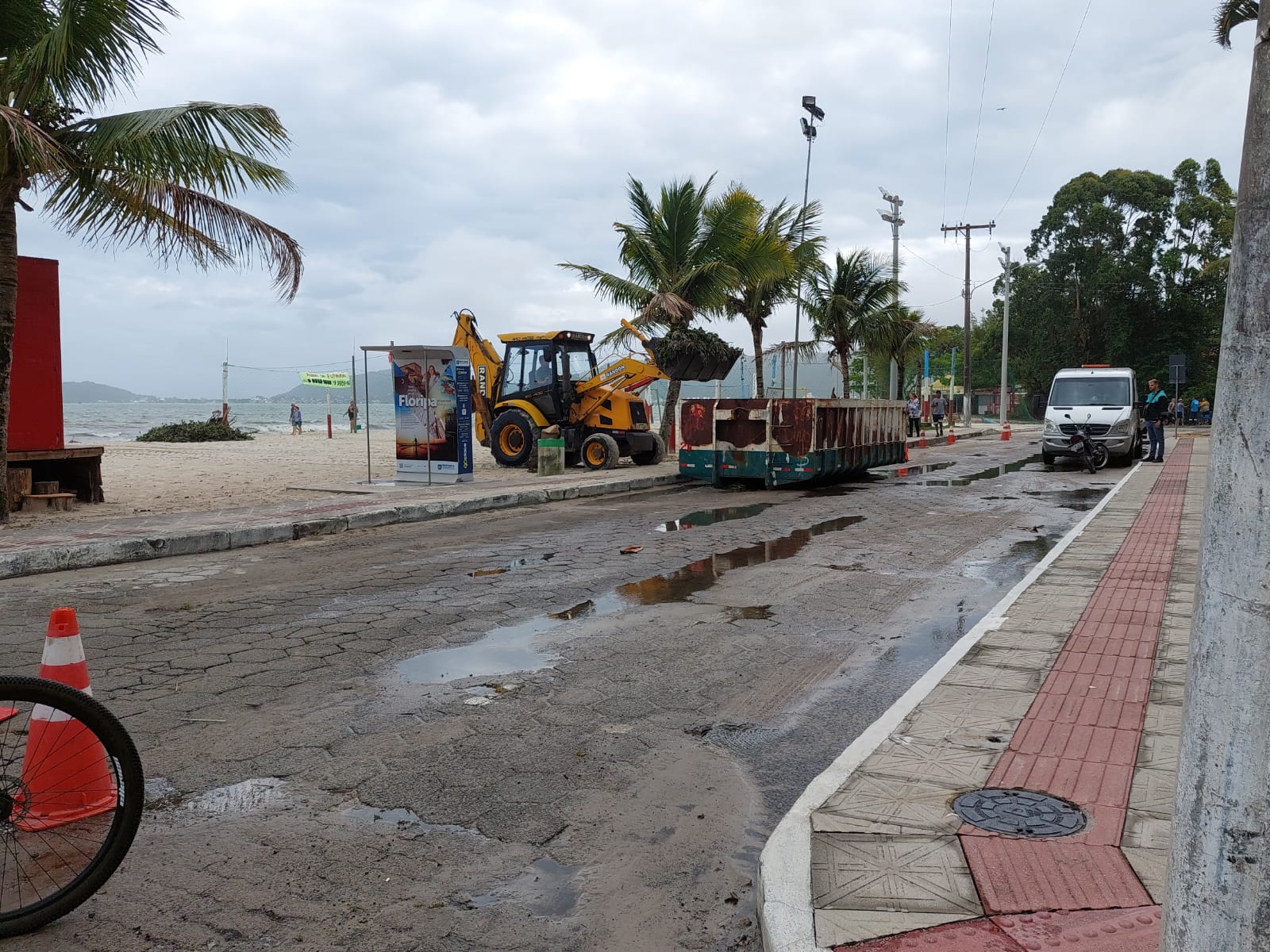 G1 - Margens do Rio do Brás passam por limpeza em Florianópolis