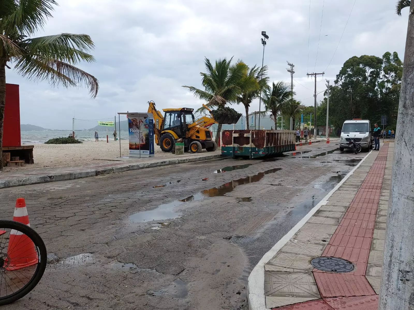 Equipes da prefeitura trabalham no local para a retirada das plantas do mar | Foto: Inês Gómez/cedido