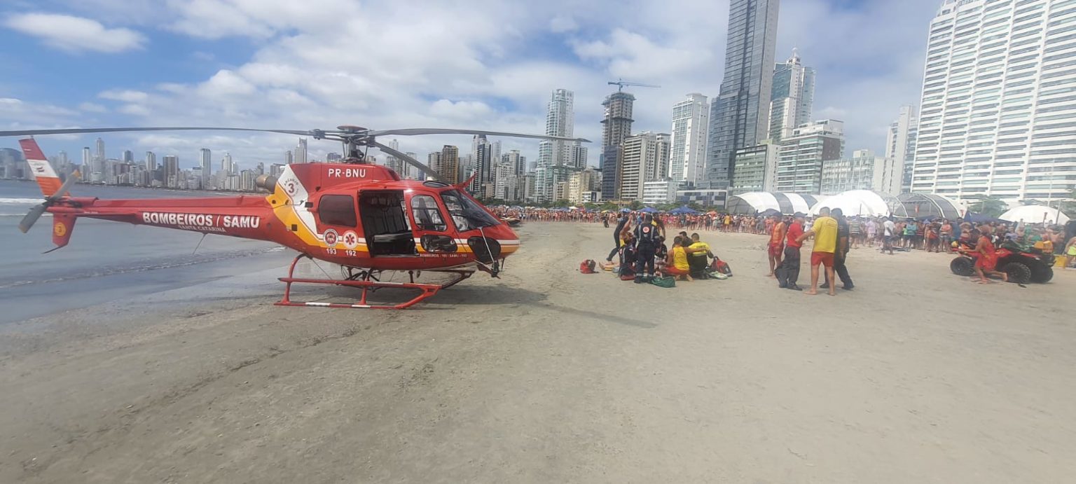 Turista fica submerso ao se afogar em praia de SC e mobiliza helicóptero dos bombeiros