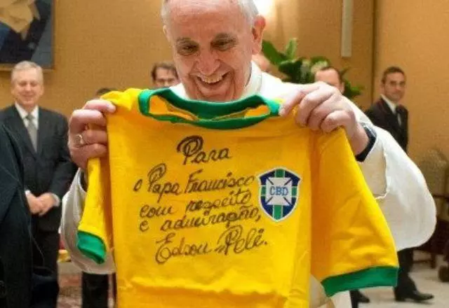 Em 2014, Francisco ganhou uma camiseta da seleção brasileira autografada pelo ex-jogador | Reprodução/Vatican News

