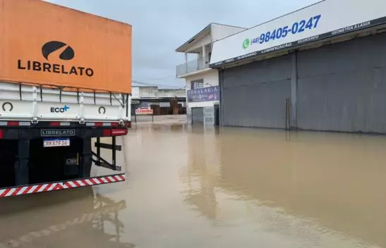 Idoso morre eletrocutado ao tentar chegar ao trabalho em Palhoça