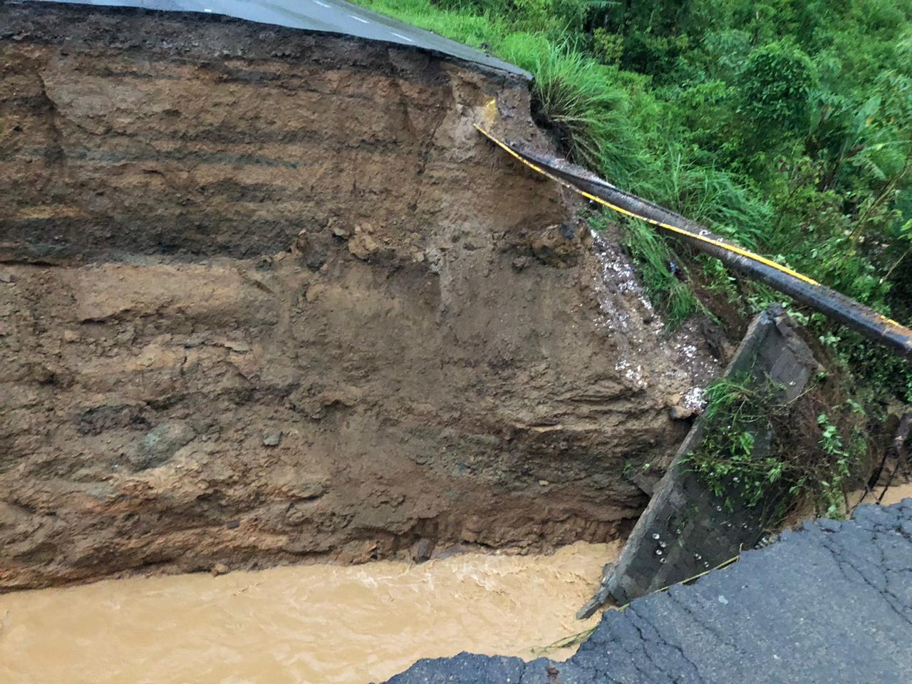 Chuva intensa provoca abertura de cratera na BR-280 na Serra do Corupá