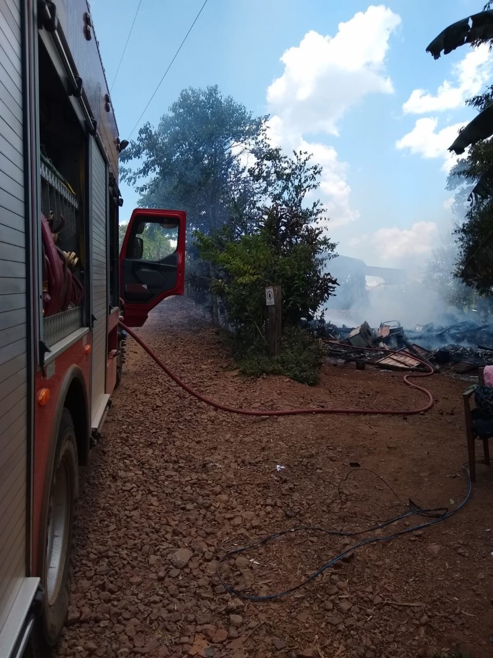 Casa de madeira é totalmente tomada pelo fogo em Chapecó