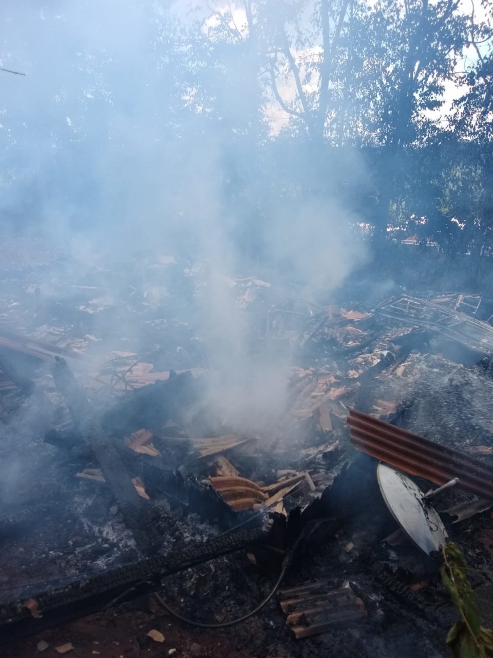 Casa de madeira é totalmente tomada pelo fogo em Chapecó