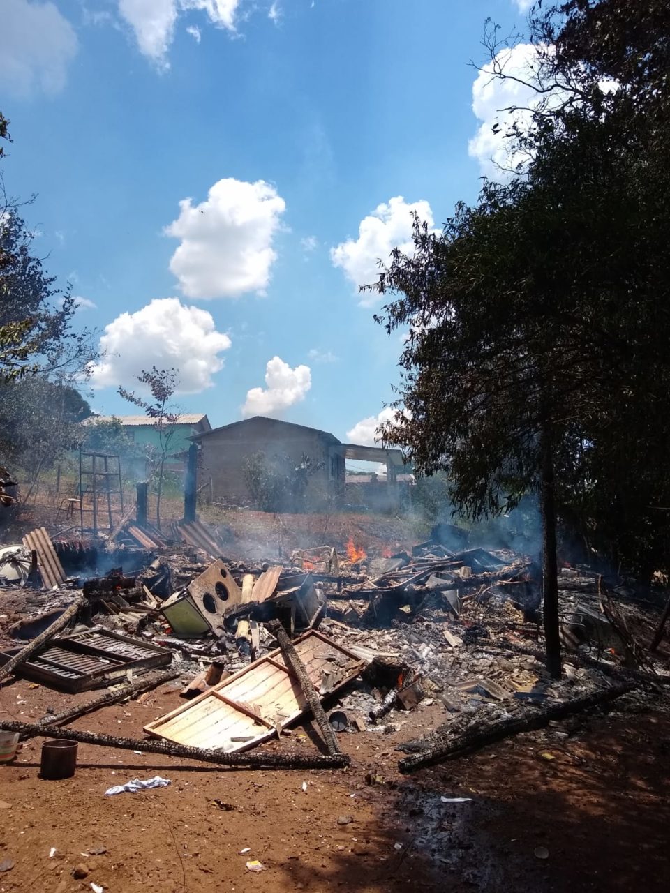 Casa de madeira é totalmente tomada pelo fogo em Chapecó