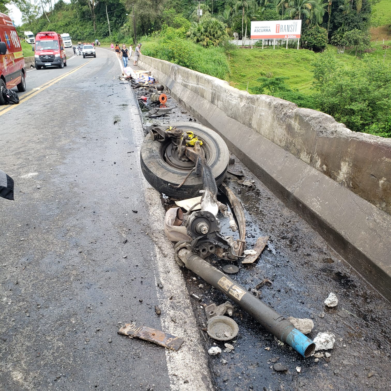 Caminhão cai de ponte e motorista de 21 anos morre em SC