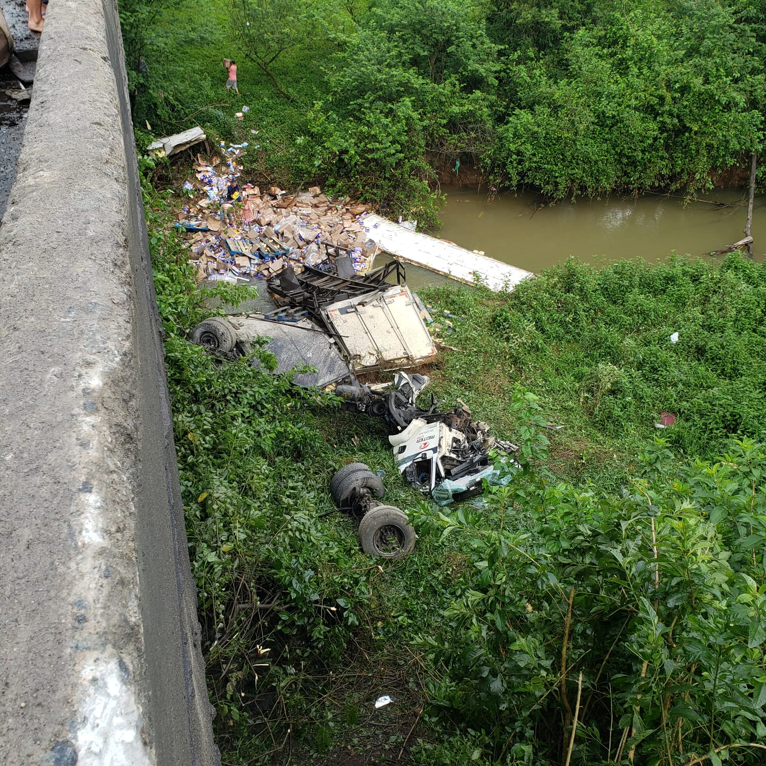 Caminhão cai de ponte e motorista de 21 anos morre em SC