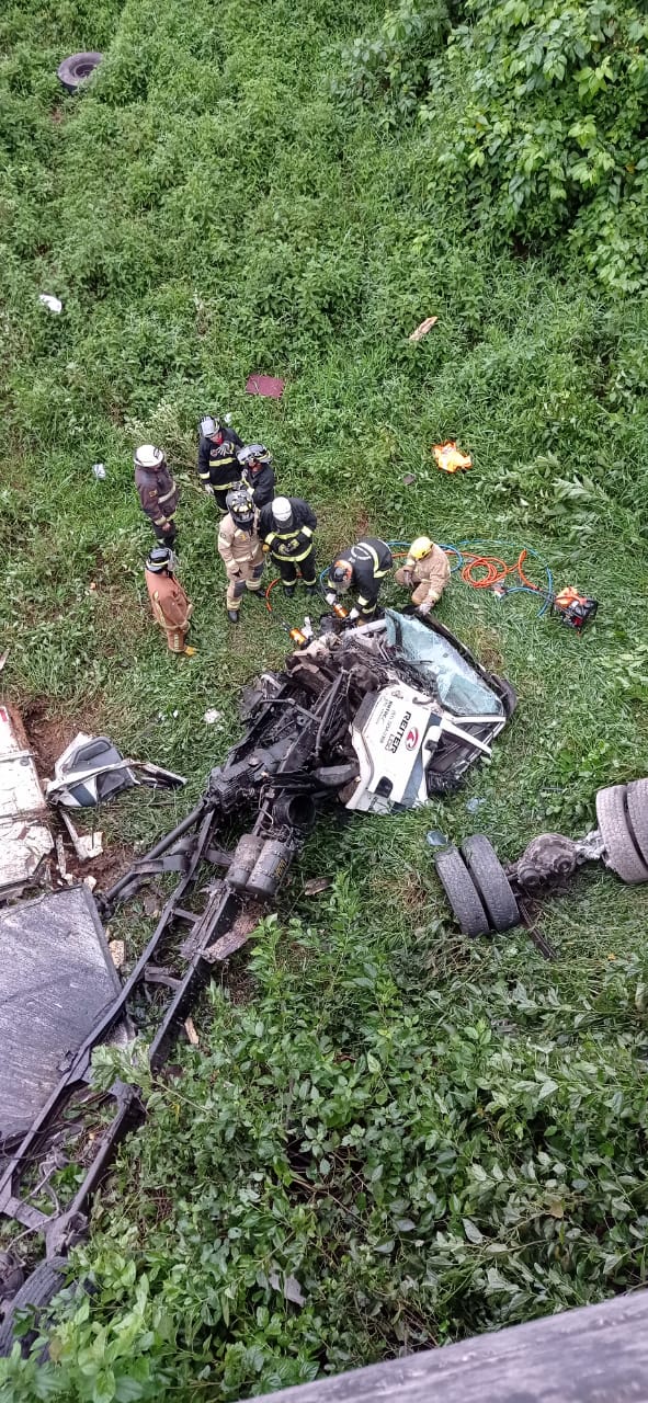 Caminhão cai de ponte e motorista de 21 anos morre em SC