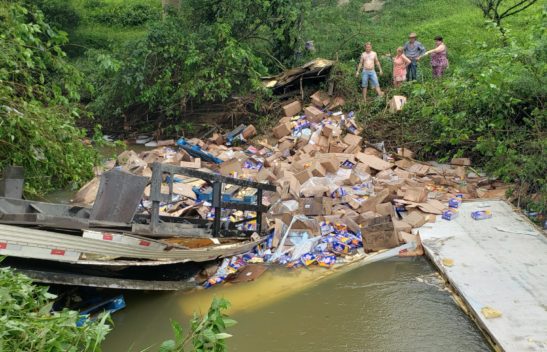 Caminhão cai de ponte e motorista de 21 anos morre em SC
