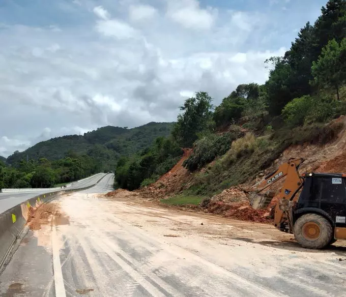 BR-101 no Morro dos Cavalos foi interditada já havia sido interditado em 30 de novembro por risco de deslizamento | Foto: Polícia Rodoviária Federal / Divulgação 