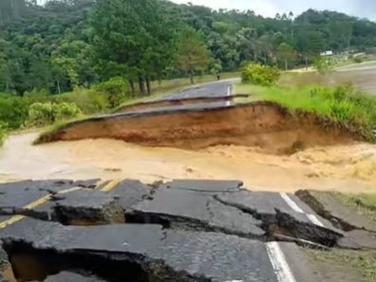 Chuva intensa provoca abertura de cratera na BR-280 na Serra do Corupá